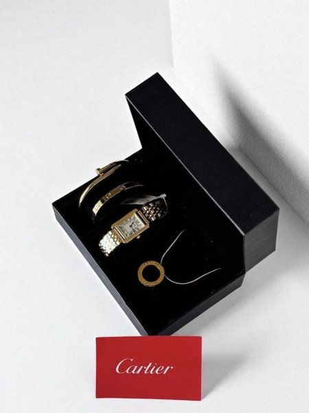 طقم ساعة - Cartier ذهبي ( شامل اسوارتين + سنسال )